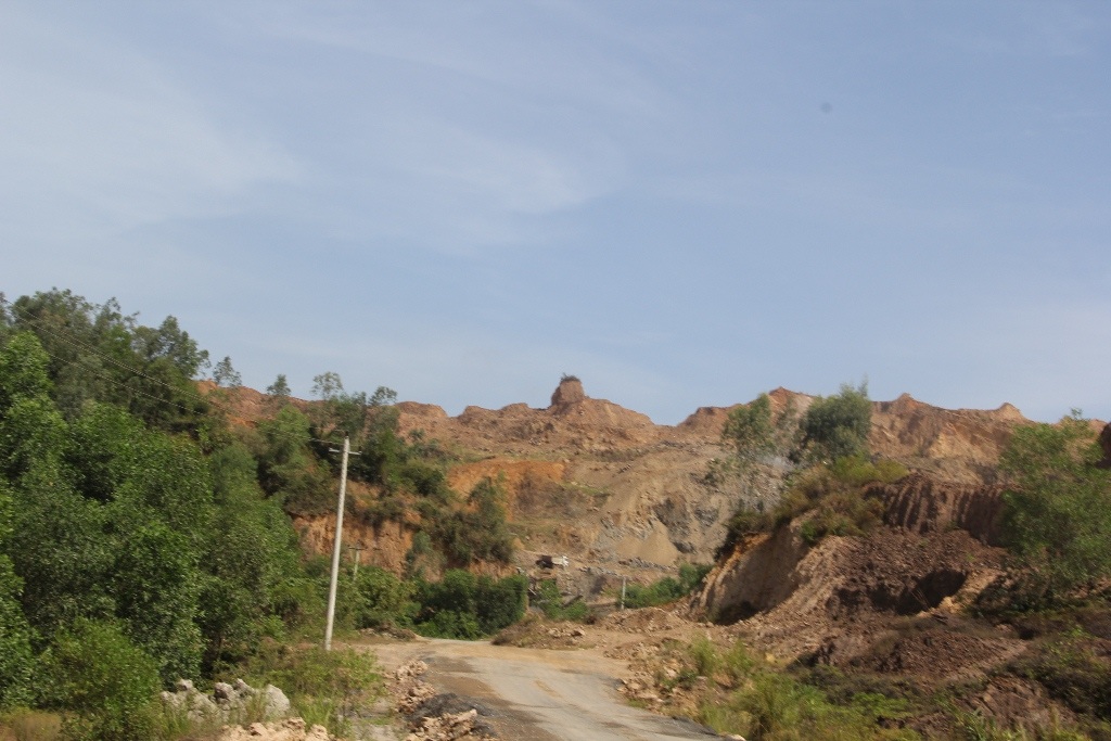 Núi đồi bị khai thác nham nhở 