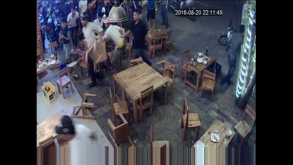 Nhóm thanh niên xông vào đập phá quán, hành hung nhân viên 