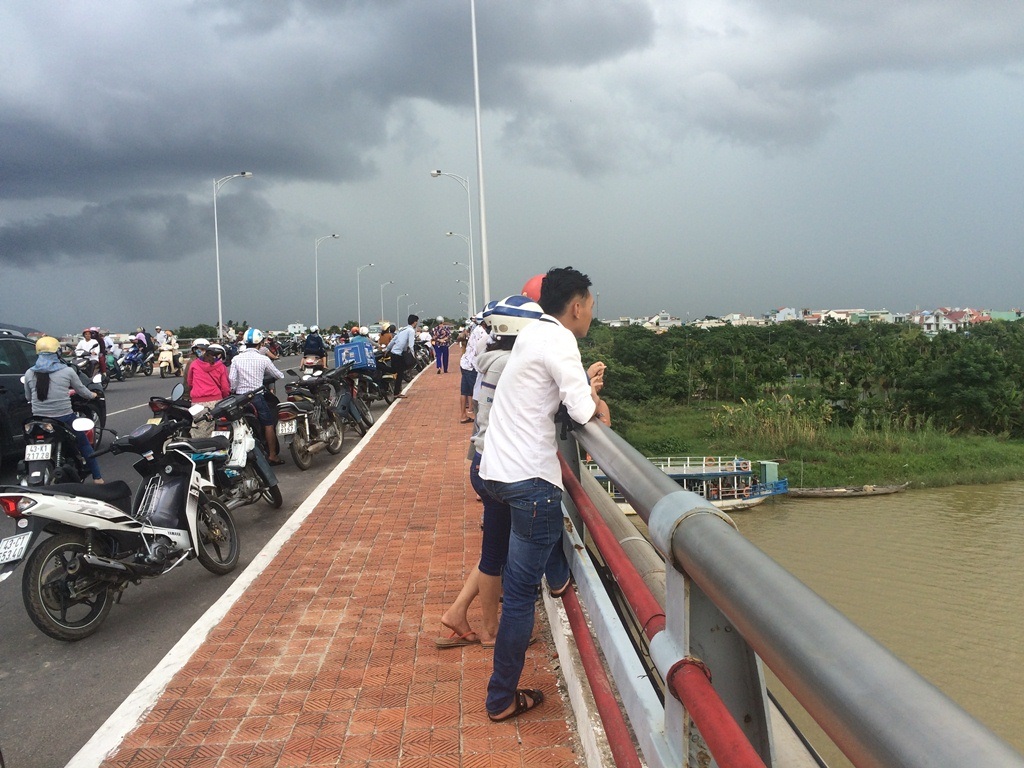 
Người dân hiếu kỳ tập trung theo dõi sự việc 
