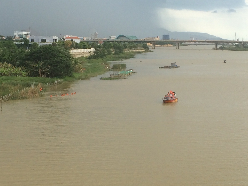 Lực lượng chức năng tìm kiếm thi thể ông Thái 