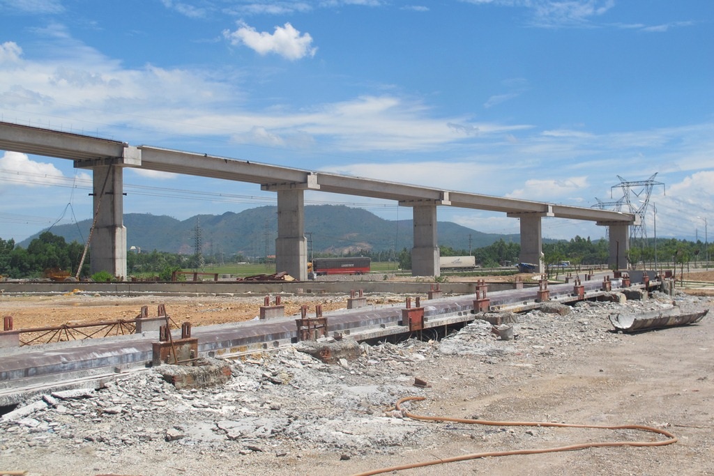 Công trình cầu vượt cao tốc La Sơn - Túy Loan