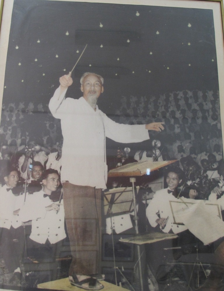 Bác bắt nhịp bài ca kết đoàn