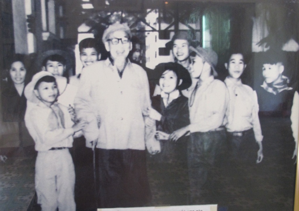 Bác Hồ với thiếu nhi miền Nam ra Bắc học tập