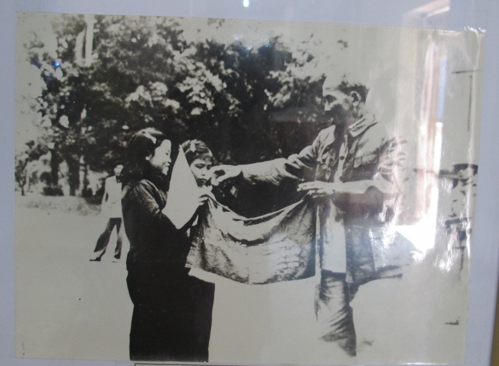 Bác Hồ với các cháu thiếu nhi miền Nam tại Phủ Chủ tịch Hà Nội (27/12/1954)