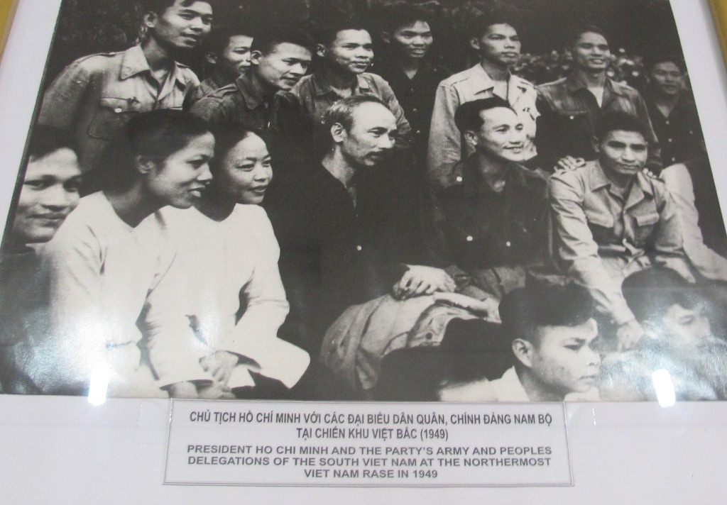 Chủ tịch Hồ Chí Minh với đại biểu dân quân, chính đảng Nam Bộ tại Chiến khu Việt Bắc (1949)