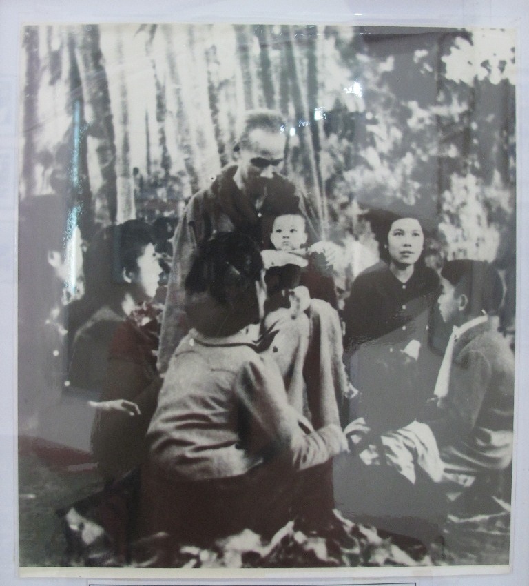 Chủ tịch Hồ Chí Minh với các cháu bé ở Chiến khu Việt Bắc