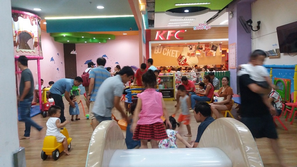 Nghỉ lễ, cho con vào khu vui chơi, bố mẹ tranh thủ mua sắm... - 1 Ngày lễ nên nhiều bé được bố mẹ cho đi khu vui chơi