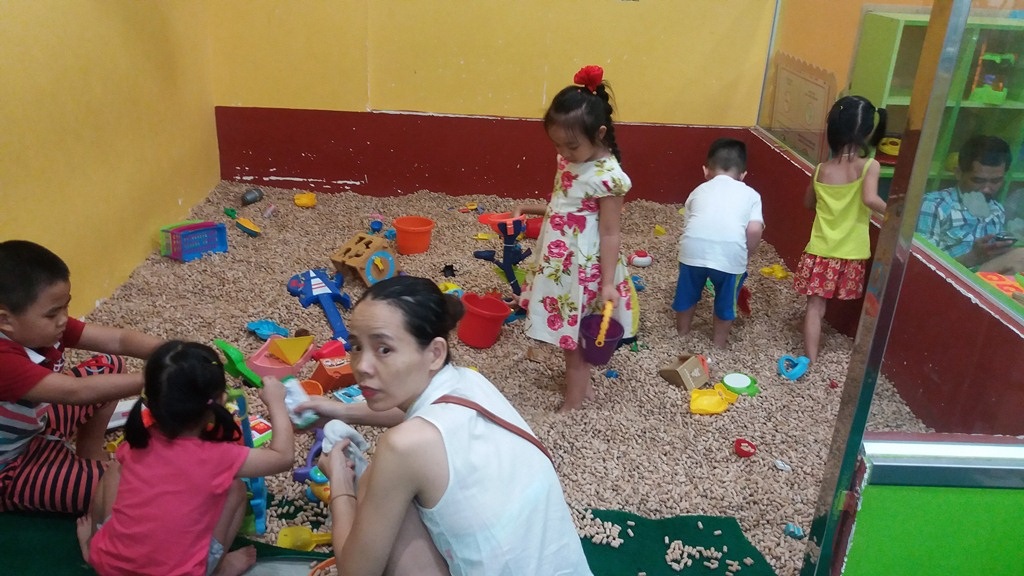 Nghỉ lễ, cho con vào khu vui chơi, bố mẹ tranh thủ mua sắm... - 2 Các bé đều tỏ ra thích thú khi được vui chơi