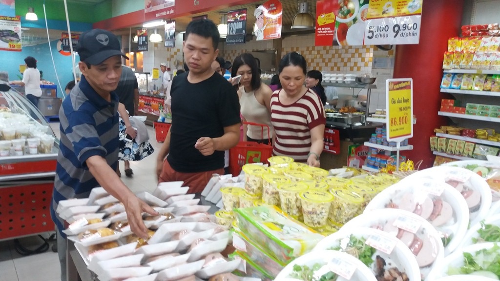 Nghỉ lễ, cho con vào khu vui chơi, bố mẹ tranh thủ mua sắm... - 4
Mặt hàng được nhiều người lựa chọn là khu thực phẩm