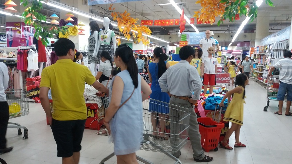Nghỉ lễ, cho con vào khu vui chơi, bố mẹ tranh thủ mua sắm... - 5
Và khu vực thời trang cũng là điểm dừng chân của không ít người.