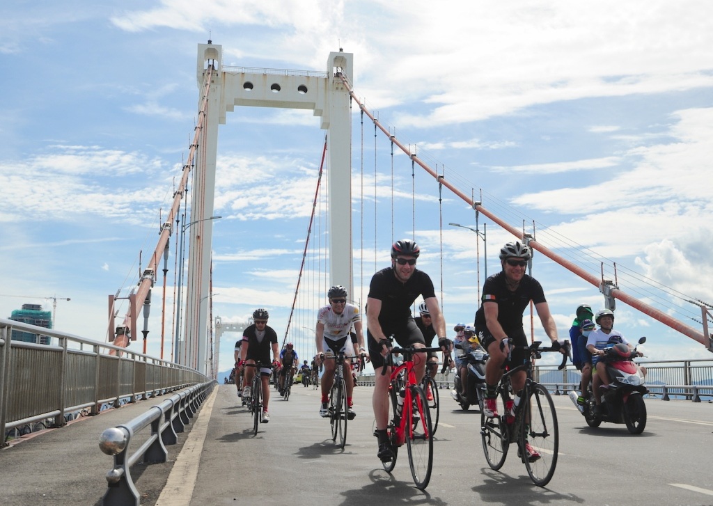 Các tay đua tham gia sự kiện “Đạp xe vì sự khác biệt” gây quỹ cho chương trình đào tạo điều dưỡng nhi sơ sinh đã đến Đà Nẵng