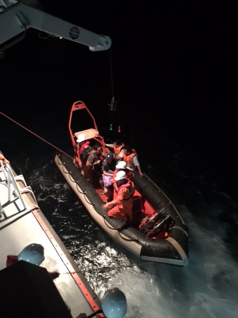 Lực lượng chức năng cứu ngư dân gặp nạn