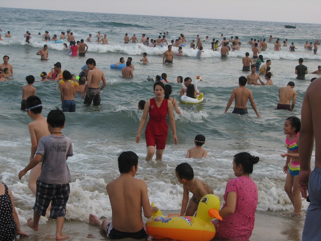 Người dân và du khách tắm biển Đà Nẵng 