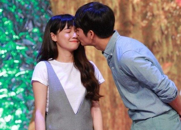 Nhã Phương cũng đẹp đôi không kém với người tình màn ảnh Hàn Quốc trong phim Tuổi Thanh Xuân. Cả hai cũng khiến người hâm mộ của phim tan chảy khi dành cho nhau tình cảm ngọt ngào trên sân khấu.