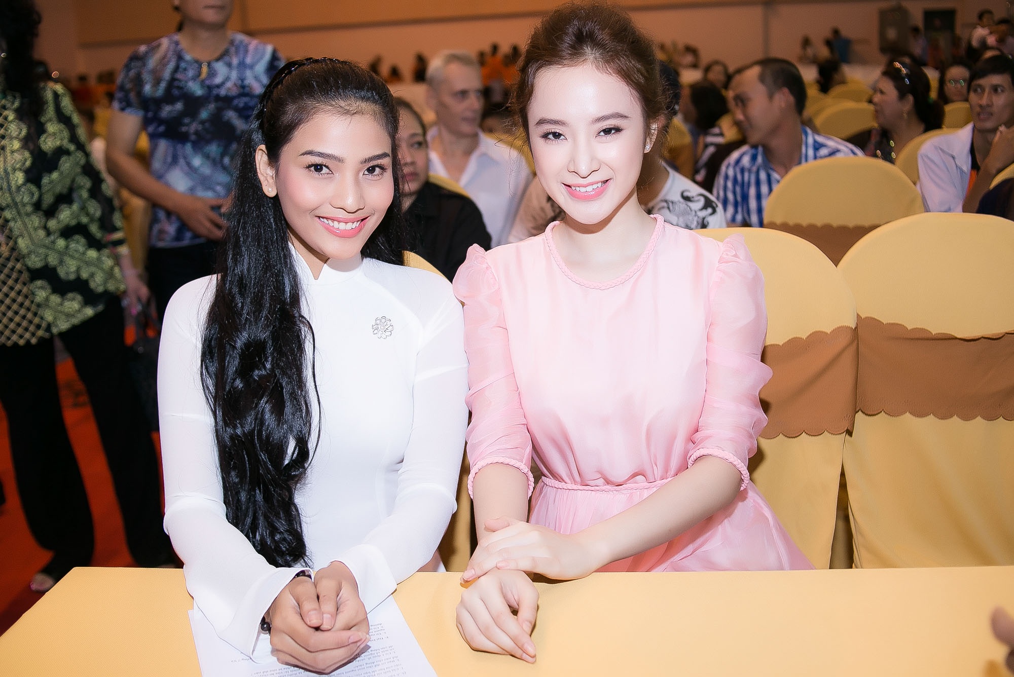 Angela Phương Trinh thân thiết chụp ảnh "tự sướng" với Trương Thị May - 1 Angela Phương Trinh thân thiết chụp ảnh "tự sướng" với Trương Thị May - 1