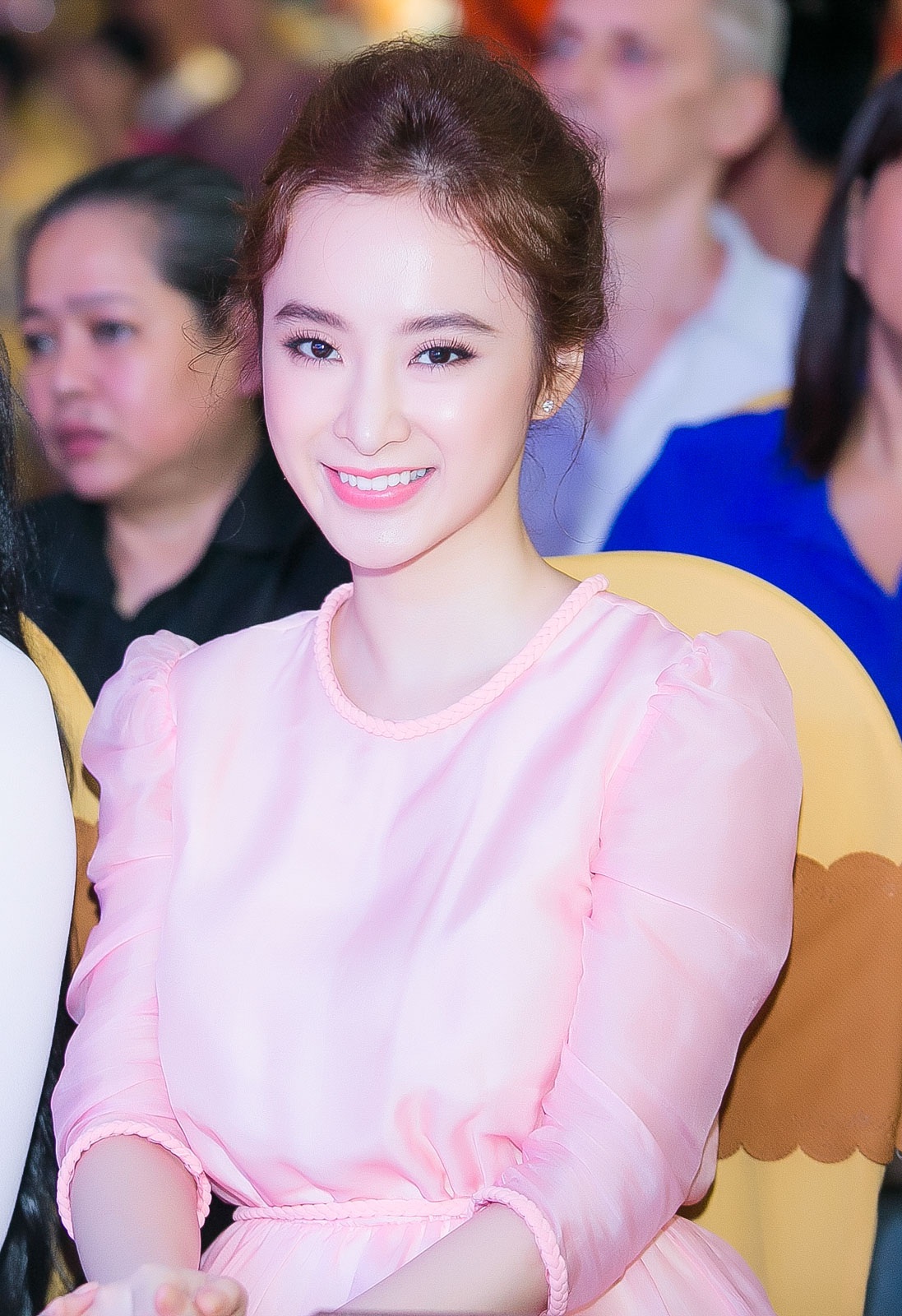 Angela Phương Trinh thân thiết chụp ảnh "tự sướng" với Trương Thị May - 8 Angela Phương Trinh thân thiết chụp ảnh "tự sướng" với Trương Thị May - 8