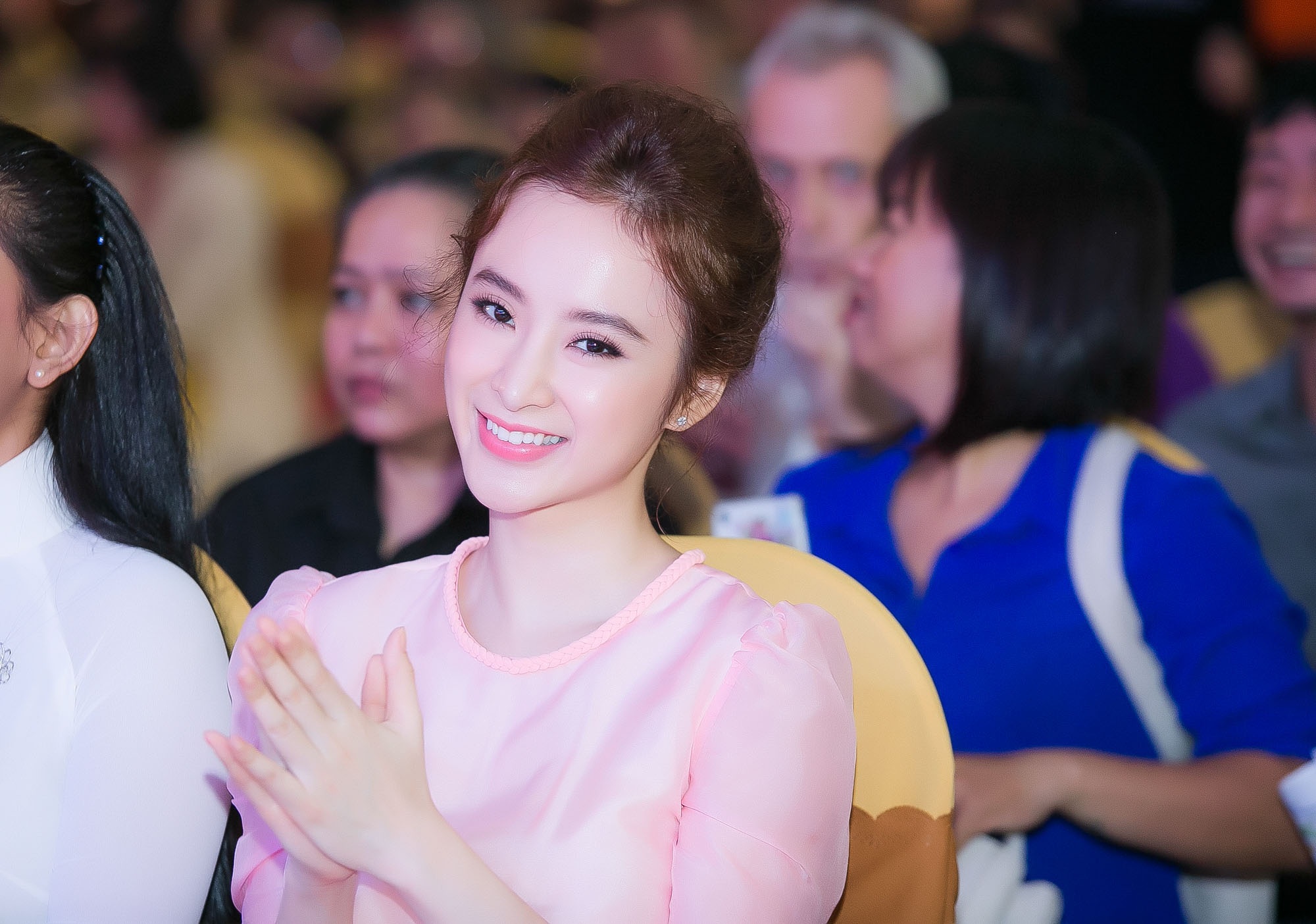 Angela Phương Trinh thân thiết chụp ảnh "tự sướng" với Trương Thị May - 9 Angela Phương Trinh thân thiết chụp ảnh "tự sướng" với Trương Thị May - 9