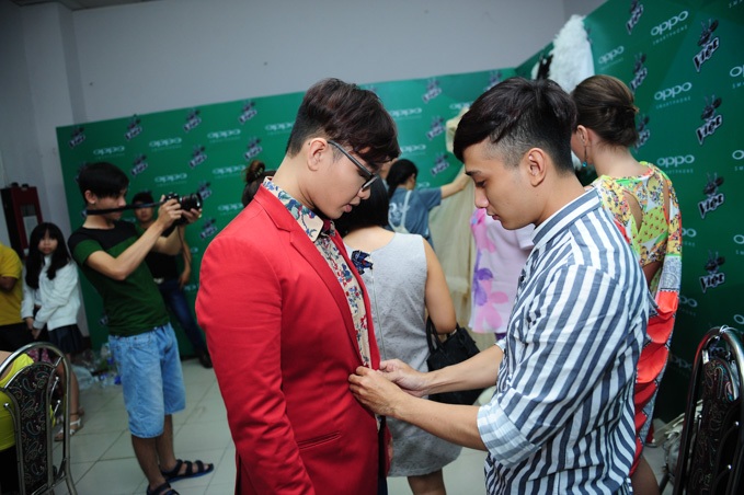 Mỹ Tâm được “người tình tin đồn” chăm sóc trong hậu trường - 15 Hoàng Dũng được stylist chăm sóc chỉnh chu trang phục trong hậu trường