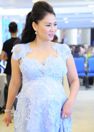 Những sao Việt sinh con muộn - 3 Cô giữ vị trí giám khảo chương trình Vietnam Idol và chỉ nghỉ ngơi 1 tuần trước khi sinh. Sau khi sinh đúng 1 tháng nữ giám khảo tiếp tục trở lại vị trí ghế nóng của mình.