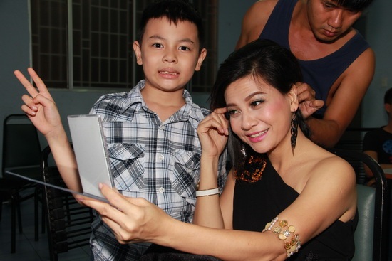 Những bà mẹ đơn thân xinh đẹp của showbiz Việt - 5 Bé Bom rất thường xuất hiện bên cạnh mẹ, Cát Phượng cũng chia sẻ con trai nay đã lớn, rất hiểu chuyện và hết lòng yêu thương mẹ.