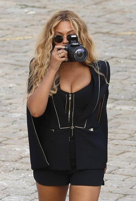 Beyonce diện trang phục khoe ngực căng đầy trong kỳ nghỉ gia đình - 3 Người đẹp 34 tuổi vui vẻ chụp ảnh cho con gái