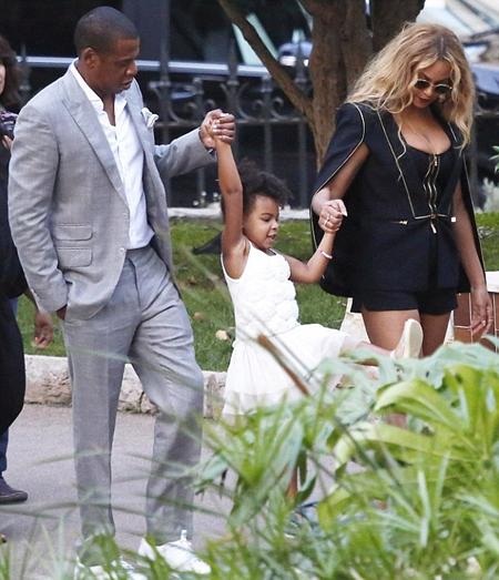 Beyonce diện trang phục khoe ngực căng đầy trong kỳ nghỉ gia đình - 4 Bé Blue Ivy nghịch ngợm được bố mẹ dắt tay