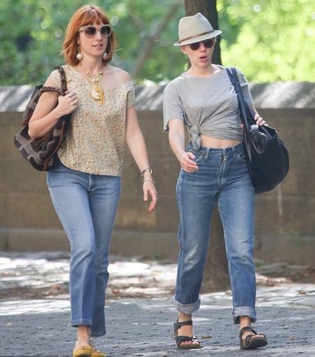 Scarlett Johansson diện trang phục khoe khéo vòng hai săn chắc - 2 Scarlett đi dạo cùng một người bạn gái