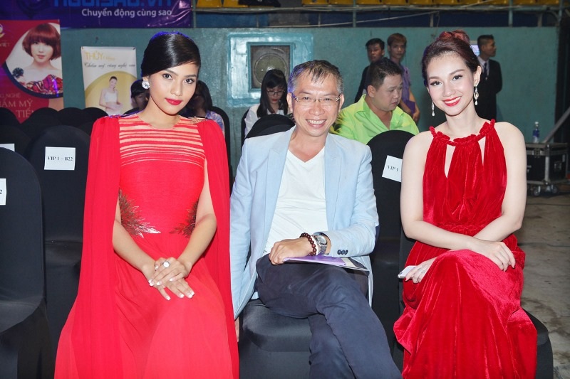 Bên cạnh photo Phạm Hoài Nam và Trúc Diễm