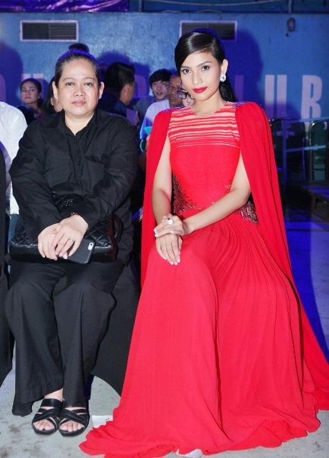 Mẹ của Trương Thị May luôn tháp tùng cùng con gái trong tất cả các sự kiện