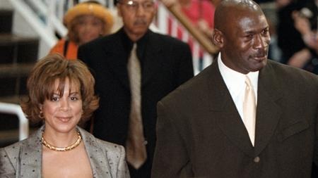 Những ngôi sao đã mất cả gia tài chỉ vì ly hôn - 1
Năm 2006, huyền thoại bóng rổ Michael Jordan đã quyết tâm “dứt tình” cùng bà xã Juanita sau 17 năm chung sống. Do “những khác biệt không thể hòa giải”, cặp vợ chồng từng một thời “đầu ấp tay gối” buộc phải lựa chọn “đường ai nấy đi”. Cuộc chia tay diễn ra vô cùng “êm thấm” khi mà Juanita nhận được khối tài sản kếch xù lên tới 168 triệu đô la cùng một tòa biệt thự tại Chicago.