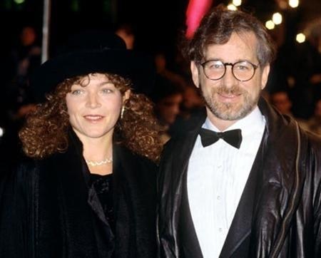 Những ngôi sao đã mất cả gia tài chỉ vì ly hôn - 9 Đạo diễn Steven Spielberg đã mất tới 100 triệu đô la khi ly dị Amy Irving. Những thỏa thuận trước khi cưới đã bị gạt đi vì chỉ được viết nguệch ngoạc trên khăn giấy. Vụ ly dị thực sự là một kinh nghiệm đau thương cho vị đạo diễn tài năng của Hollywood.