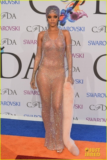 Rihanna lại khoe nội y với váy lưới - 5 Ca sĩ 27 tuổi gần như khỏa thân trong bộ đầm nude tại lễ trao giải thời trang ở New York