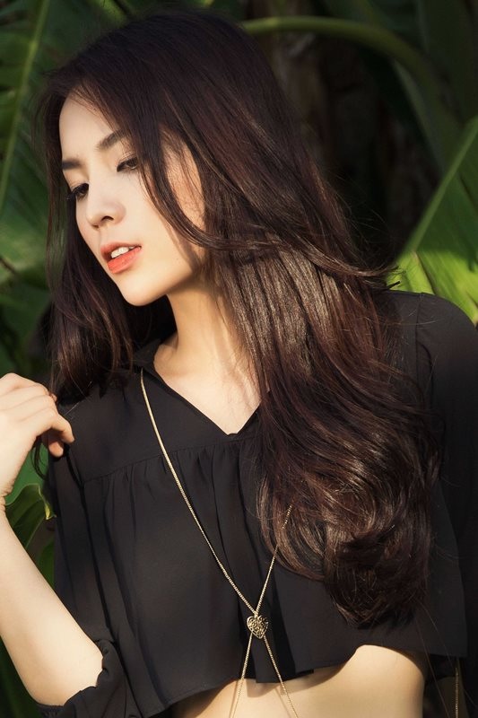 Hoa hậu Kỳ Duyên khoe eo thon, chân dài trên biển - 5 Cận cảnh vẻ đẹp của hoa hậu Kỳ Duyên