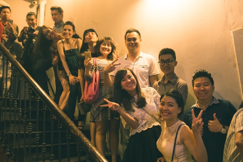 Rất đông bạn bè đã có mặt chia vui cùng niềm vui của hai người