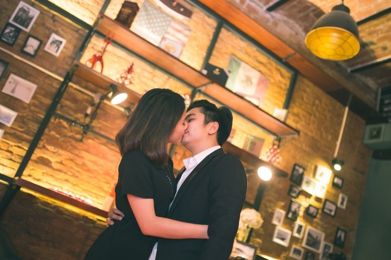 Cả hai có một nụ hôn khá ngọt ngào và hạnh phúc