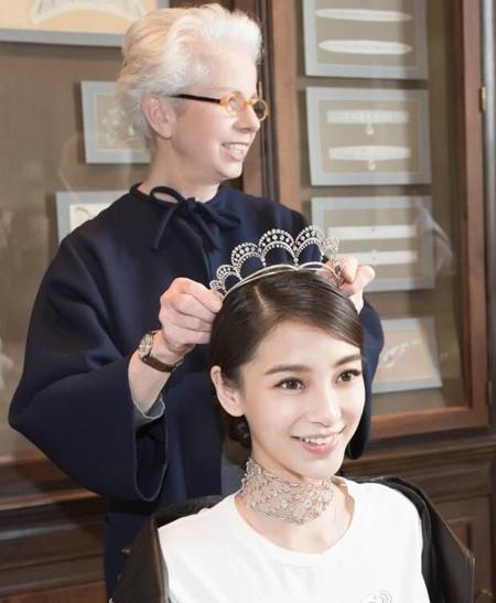 Những hình ảnh đầu tiên về “hôn lễ thế kỷ” của Huỳnh Hiểu Minh – Angela Baby - 2 Angela Baby trông cực kỳ rạng rỡ trong ngày đại hỉ dù trước đó, có tin nữ diễn viên đã bị ốm nhẹ