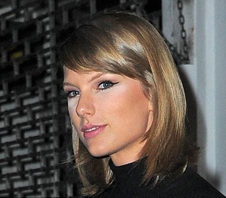 Taylor Swift dính “thảm họa” trang điểm - 2 Nữ ca sĩ lộ nguyên vùng kem trắng xóa dưới mắt