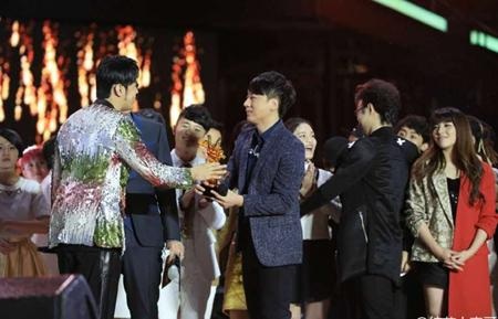The Voice Trung Quốc: Châu Kiệt Luân “đại bại” dưới tay “Thiên hậu” Na Anh - 3 Châu Kiệt Luân chúc mừng quán quân Trương Lỗi trong đêm chung kết