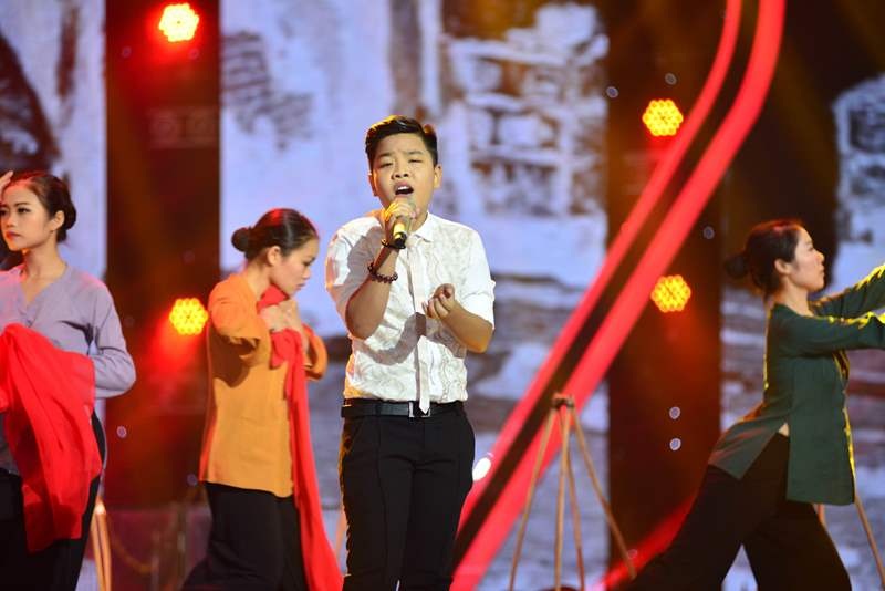 Tiến Quang mở đầu chương trình với ca khúc Người mẹ của tôi. Chất giọng cao và tình cảm, Tiến Quang đã có phần thể hiện thành công tiết mục trình diễn của mình.