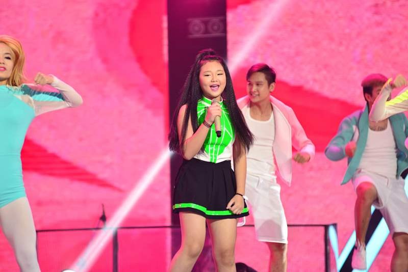 Bé Hà Minh trình diễn ca khúc “Super bass” bằng phong cách tự tin và chuyên nghiệp, phong thái hoàn toàn tự do và bùng cháy trên sân khấu, nhận được rất nhiều sự cổ vũ của khán giả.