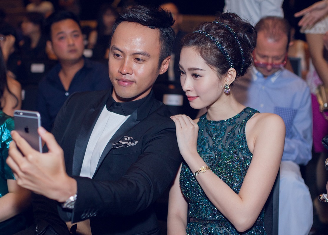 Hoa hậu Đặng Thu Thảo quấn quýt bên người đàn ông lạ - 4 Thu Thảo tình cảm bên người đàn ông của mình chụp ảnh selfie khi cùng xem show diễn