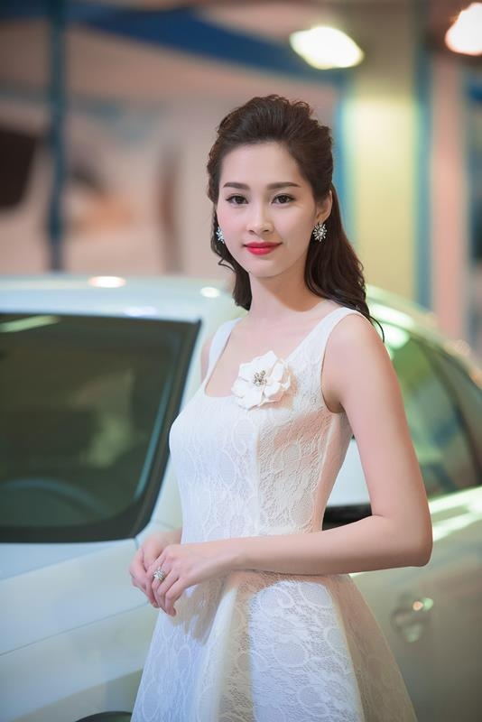 Đặng Thu Thảo mong manh bên Thanh Hằng cá tính - 7 Những hình ảnh đẹp đến ngơ ngẩn của Hoa hậu Việt Nam 2012 trong sự kiện vừa qua
