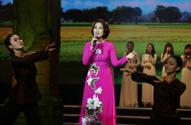 Hồ Ngọc Hà khoe vóc dáng người mẫu với áo dài - 6 Ca sĩ Thanh Thúy hào hứng khi được thể hiện bài hát mới