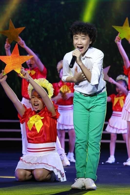 Hồ Ngọc Hà khoe vóc dáng người mẫu với áo dài - 10 Bé Hoàng Anh cũng có mặt trong chương trình ý nghĩa này.
