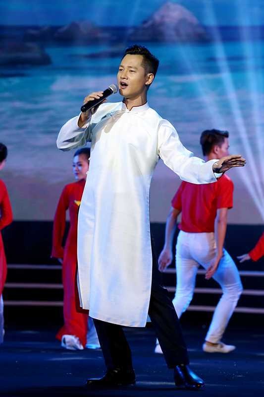 Hồ Ngọc Hà khoe vóc dáng người mẫu với áo dài - 4 Đức Tuấn biểu diễn ca khúc pha trộn giữa pop với nhạc dân tộc nên rất dễ nghe.