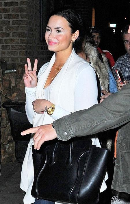 Sau Taylor Swift, đến lượt Demi Lovato dính “thảm họa” trang điểm - 1 Demi Lovato với gương mặt trắng xóa kem che khuyết điểm