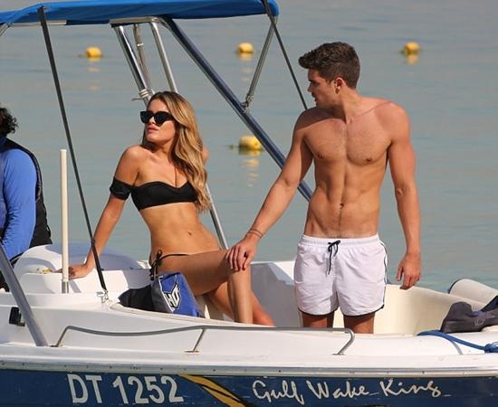 Người đẹp nước Anh gây sốt với thân hình cực kỳ sexy trên bãi biển - 10 Cặp tình nhân dành nhiều thời gian âu yếm nhau