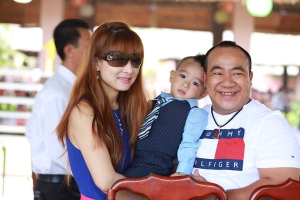 Những cặp đôi “chồng xấu - vợ xinh” của showbiz Việt - 4 Cả hai vẫn sống rất hạnh phúc bên nhau mặc cho giữa họ có chênh lệch về ngoại hình cũng không ảnh hưởng gì đến hạnh phúc gia đình.
