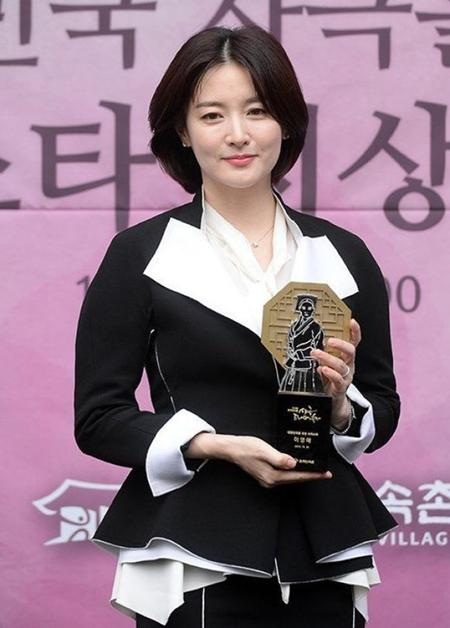 “Nàng Dae Jang Geum” Lee Young Ae thêm một lần được vinh danh - 1 Lee Young Ae hạnh phúc lên nhận giải