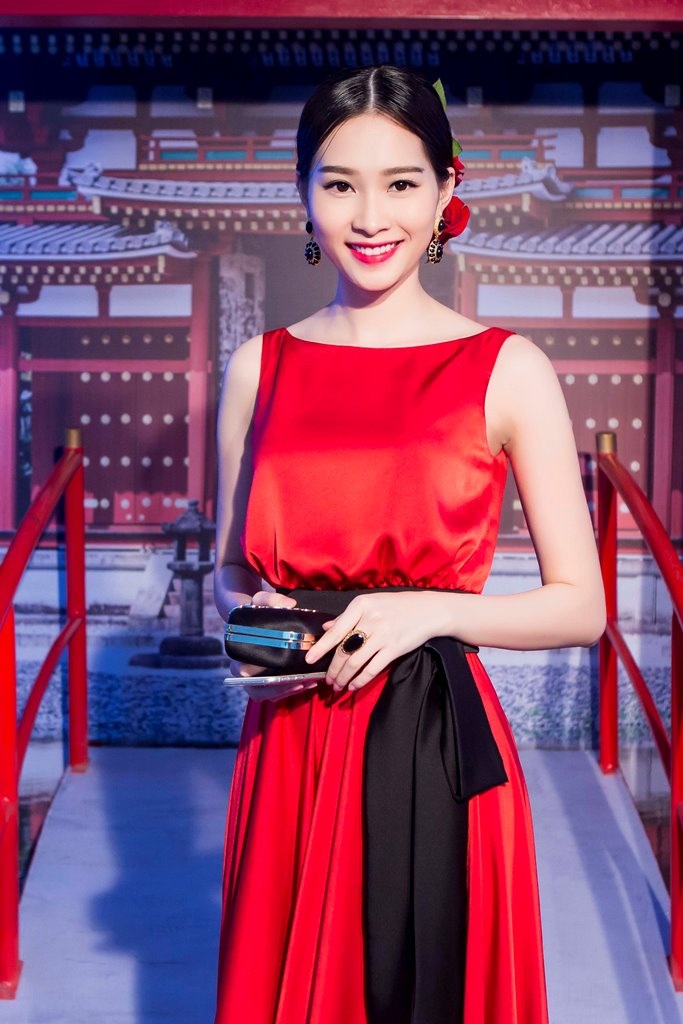 Đặng Thu Thảo hút mắt với sắc đỏ kiêu sa - 7 Đặng Thu Thảo hút mắt với sắc đỏ kiêu sa - 7